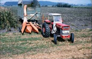 Fotografie: Ernteverfahren, Silomais, Umhängeverfahren, Feldhäcksler gezogen, Maisgebiss