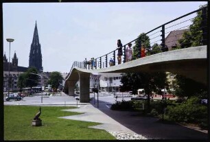 Freiburg: Karlssteg mit Münster, von unten