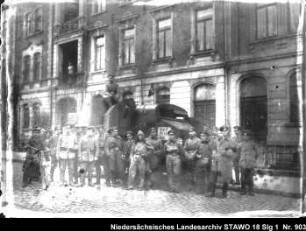 Einzug der Regierungstruppen in Wolfenbüttel Enthält: Platte 1, Gruppenaufnahme von Soldaten mit gepanzertem Gefährt in der Bahnhofstr. [?]