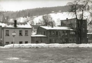 Klingenthal, Leninplatz (Marktplatz). Wohnhäuser. Straßenfront