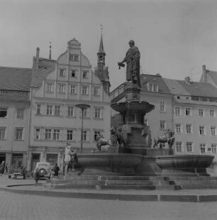 Freiberg. Brunnendenkmal mit dem Standbild des Stadtgründers, Otto dem Reichen, und südwestlicher Teil des Obermarktes mit Petrikirche im Hintergrund