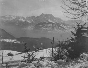Alpine Landschaft : Schneebedeckte Berglandschaft mit Hütten in den südwestlichen Alpen