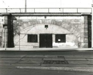 Dresden-Altstadt, Könneritzstraße. Hochgleisanlage (Stadtviadukt) der Eisenbahnstrecke Dresden Hauptbahnhof - Bahnhof Dresden-Neustadt. Bahnbogen 26 (Ostseite)