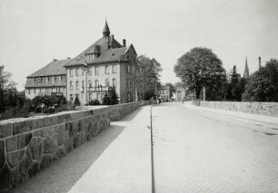 Löbau, Krankenhaus : Löbau. Äußere Zittauer Straße/Am Krankenhaus. Blick von der Brücke über die Seltenrein