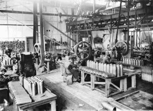 Stahlwerk Osnabrück. Granatenproduktion. "Aufpressen von Kupferringen für 10 und 15 cm Gr. 14"