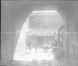 Glasdia eines Tores in "Wei hsien"