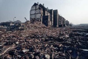 Leipzig, Prager Straße, März 1992. Das Gebiet um die Prager Straße liegt circa zwei Kilometer südöstlich vom Stadtzentrum entfernt. Es verkörpert teilweise ein klassisches Altbauviertel der Gründerzeit. Entlang der Prager Straße wurde die straßenbegleitende Gründerzeitbebauung Anfang der 1990er Jahre großflächig abgebrochen