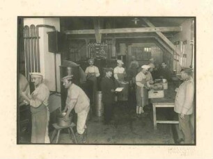 2 Wachhabende und neun Kriegsgefangene als Köche oder Küchenhelfer in Küche Kriegsgefangenenlager Ludwigsburg-Eglosheim
