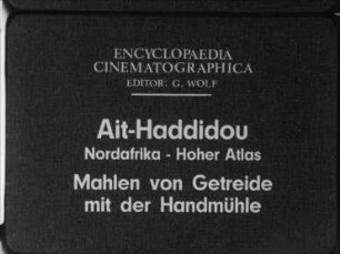 Ait-Haddidou (Nordafrika, Hoher Atlas) - Mahlen von Getreide mit der Handmühle
