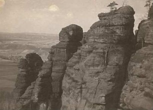 Elbsandsteingebirge. Pfaffenstein, Nordende. Abfallende Schichtenköpfe