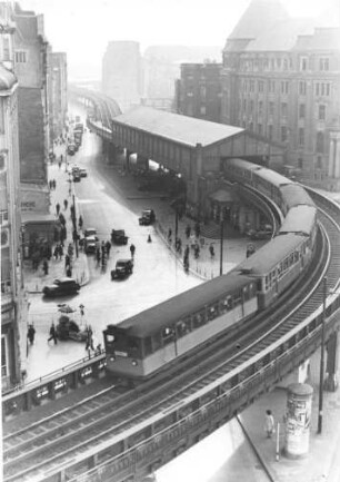 Hamburg-Altstadt. Hochbahnzug der Hamburger Hochbahn AG am Bahnhof Rödingsmarkt
