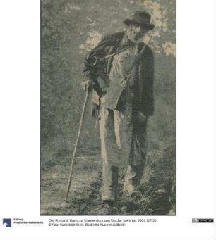 Mann mit Wanderstock und Tasche
