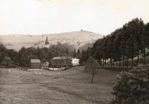 Neuhausen. Blick von der Straße Sayda - Neuhausen über den Ort mit Schloß Purschenstein nach Südost zum Schwartenberg