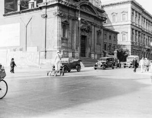 Rom, Santa Susanna : Rom. Via XX Settembre 14 mit Kirche Santa Susanna. Straßenbild mit Fahrzeugen und Polizisten