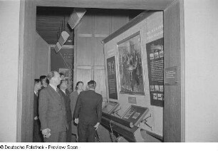 Chinesische Delegierte während eines Ausstellungsbesuches im Georgi-Dimitroff-Museum (heutiges Bundesverwaltungsgericht)