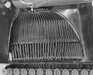 Typenhebelschreibmaschine "Smith Premier" (Modell 10). Vorderanschlag (sofort sichtbare Schrift), Volltastatur mit 84 Tasten, Farbband (Rollen hinten). Detail: Typenhebel : Typenhebelschreibmaschine "Smith Premier" (Modell 10). Vorderanschlag (sofort sichtbare Schrift), Volltastatur mit 84 Tasten, Farbband (Rollen hinten). Detail: Typenhebel. Baujahr: ab 1908; Hersteller: Smith Premier Typewriter Co. Syracuse N. Y. Verwalter: Sächsische Landesbibliothek - Staats- und Universitätsbibliothek Dresden (SLUB), Stenografische Sammlung, Inventar-Nummer R i 0012