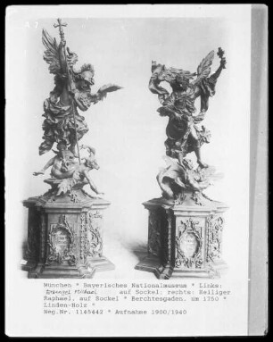 links: Erzengel Michael, auf Sockel, rechts: Heiliger Raphael, auf Sockel