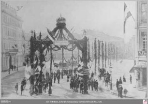 Geschmückter Roßmarkt mit Triumphbogen
