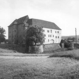 Heldrungen. Burg (Baubeginn 12. Jh., Umbau 1512/1519). Ansicht mit Wirtschaftsgebäude über den Wassergraben von Südwesten