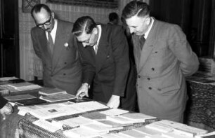 Bonn: Prinz Nicolae betrachtet Bücher