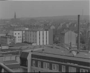 Dresden-Neustadt. Blick vom Hochhaus (Sächsische Staatsbank, später Verwaltungsgebäude der Dresdner Verkehrsbetriebe) nach Nordosten über das Produktionsgebäude der Dental-Kosmetik GmbH