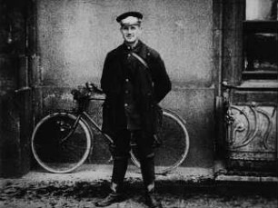 Szene aus dem experimentellen Dokumentarfilm "Filmische Plaudereien" (Alltag in der Äußeren Neustadt und in Pieschen): Briefträger