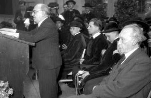Freiburg: Straßenbahnhalle Urachstraße; Bundeskanzler Dr. Adenauer und Staatspräsident Wohleb (am Pult)