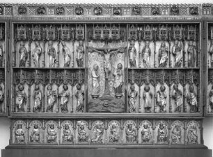 Grabower Altar — Mittelteil: Der gekreuzigte Christus mit Maria und Johannes zu beiden Seiten des Kreuzes; links und rechts Heilige und Propheten