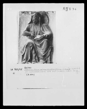 Rosenarchivolte — Figuren 7 und 8: Apostel mit Kapuzenmantel und aufgeschlagenem Buch und bärtiger Apostel mit Überwurf