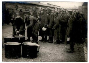 Fotos aus dem Kriegsgefangenenlager Puchheim: Nr. 1: Russen beim Essenfassen