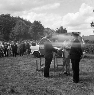 Dorffest: Bürgermeister Gottfried Baethge übergibt ein neues Löschfahrzeug (mittig) an die Freiwillige Feuerwehr (Ortsfeuerwehr) Rethwischfeld, links Teilnehmer