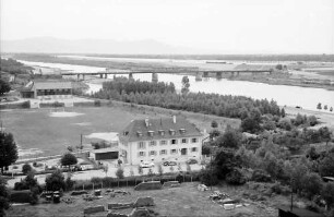 Breisach: Blick vom Münsterberg auf Rheinbrücke