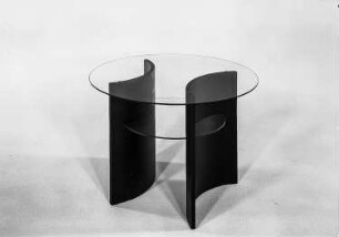 Klubtisch : Leipzig. Leipziger Herbstmesse, 1986. Klubtisch. Holz, schwarz beschichtet, Glasplatte (1986; VEB Möbelwerke Zernsdorf)