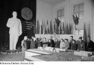 Blick in die Halle mit einer Statue von Stalin und einem Modell der Stalinallee