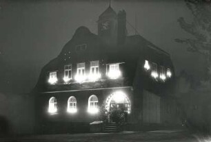 Niederstriegis-Grunau. Schule Grunau. Eingangsseite mit Illumination zum Schulfest