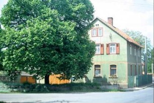 Anger mit Dorflinde, Wohnhausgiebel, Vorgarten am Haus