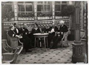 Auf der "Mauretania". Passagiere und Schiffsoffiziere im Wintergarten