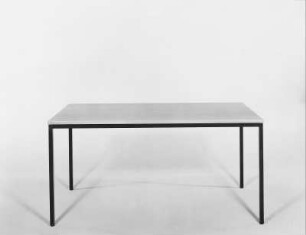 Rechteckiger Tisch : Rechteckiger Tisch. Holz, folienbeschichtet in Eichenholzoptik, Metall, schwarz beschichtet (1982; VEB Märkische Möbelwerke Trebbin). Leipziger Herbstmesse, 1982