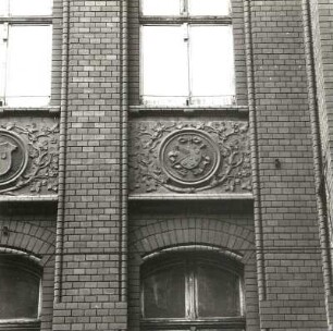 Cottbus, Straße der Jugend/Ecke Rudolf-Breitscheid-Straße. Verwaltungsgebäude (ehemaliges Kaufhaus "Weiße Taube"; um 1900). Brüstungsfeld (2. Obergeschoß)