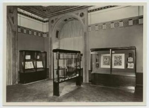 Dresden-Neustadt. Japanisches Palais. Sächsische Landesbibliothek. Buchmuseum. Vitrinen (vor 1935; Ernst Rockhausen Söhne) mit Maya-Handschrift und Orientalia