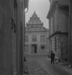 Stralsund. Blick durch die Bechermacherstraße? auf das Giebelhaus Badenstraße 12