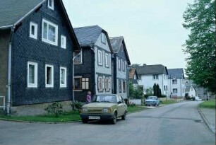Dorfstraße mit Reihe giebelständiger Wohnhäuser