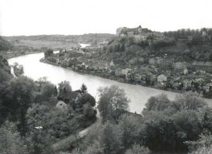Burghausen. Blick vom österreichischen Hochufer über die Salzach nach Südwesten gegen die Altstadt und die Burg