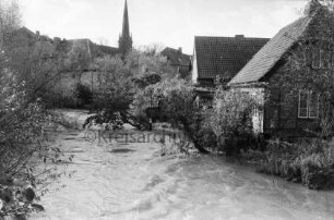 Hochwasser: Trave: am Zusammenfluss von Mühlenarm und Stadtarm: hinten links Blaues Haus, im Hintergrund Peter-Paul-Kirche: 30. Oktober 1998