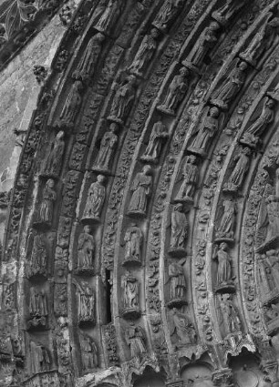 Hauptportal: Engel und Heilige