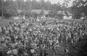 1. Zentrales Pionierlager "Georgi Dimitroff" in Prora auf Rügen : Blick von oben auf eine Pioniergruppe