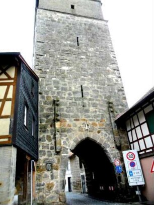 Stadtbefestigung - Stadttor (Hattersdorfer Tor)- von Feldseite mit Schlitzscharten im Mittelgeschoß und Durchfahrt mit Fallgatter-Steinfalz