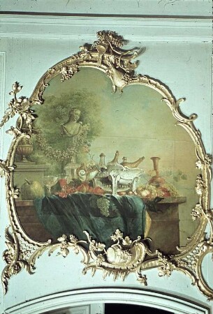 Stilleben mit Weinflaschen in einem Flaschenkühler, Früchten, Gläsern und einem Nautiluspokal