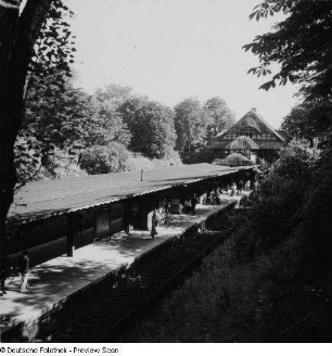 Berlin-Dahlem, U-Bahnhof Dahlem-Dorf. Bahnsteig gegen Bahnhofsgebäude (Empfangsgebäude)