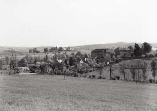 Theisewitz (Kreischa-Theisewitz). Ortsteilansicht mit Landgut Theisewitz. Blick nach Süden zum Gut Zscheckwitz und zum Wilisch (476 m)